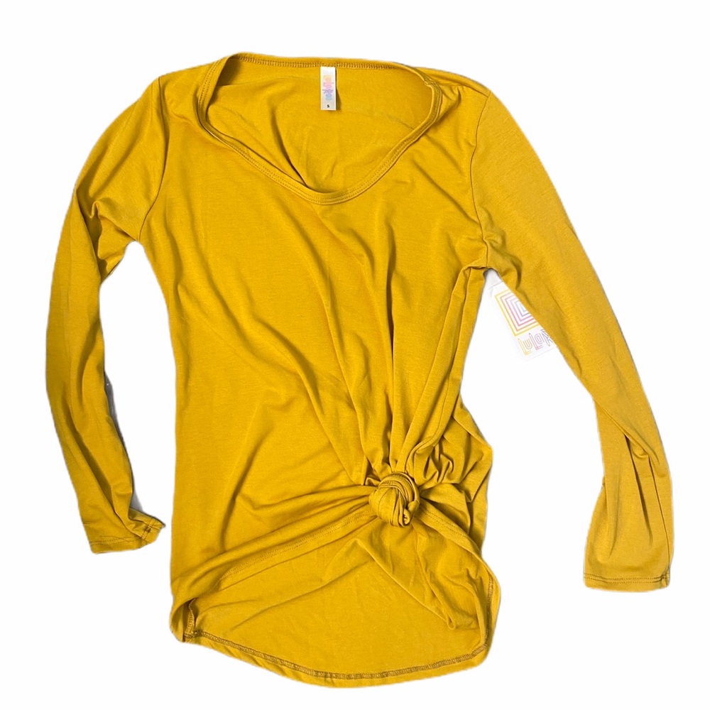 Long sleeve high low seam Top.